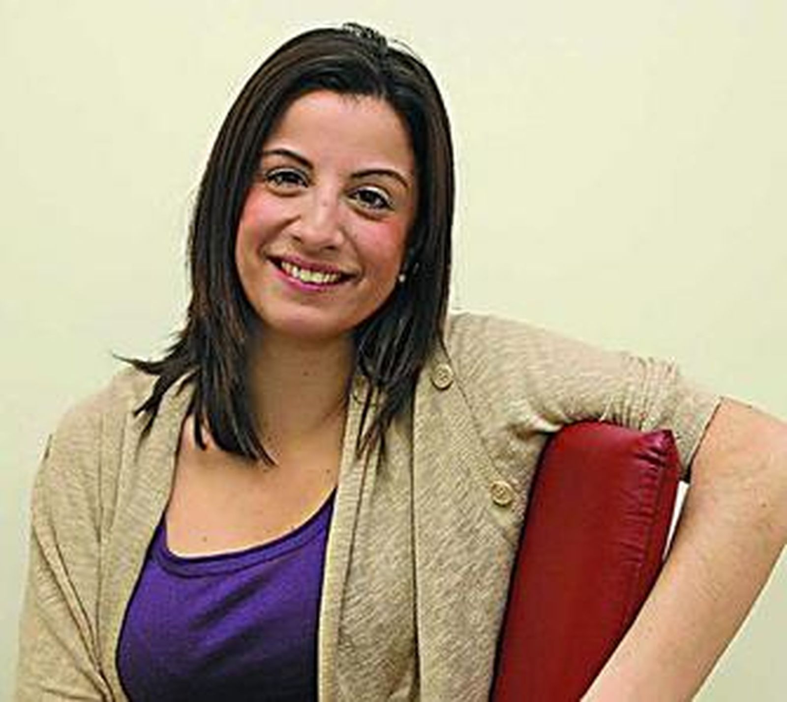 Anyes Segura, con su libro 'Democracia incompleta'.