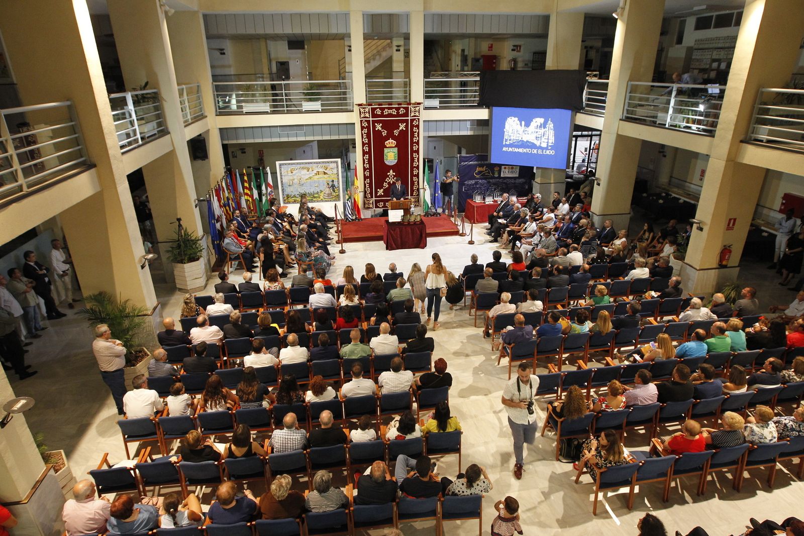 El Patio de Luces acogió una ceremonia que cada año congrega a toda la sociedad ejidense.