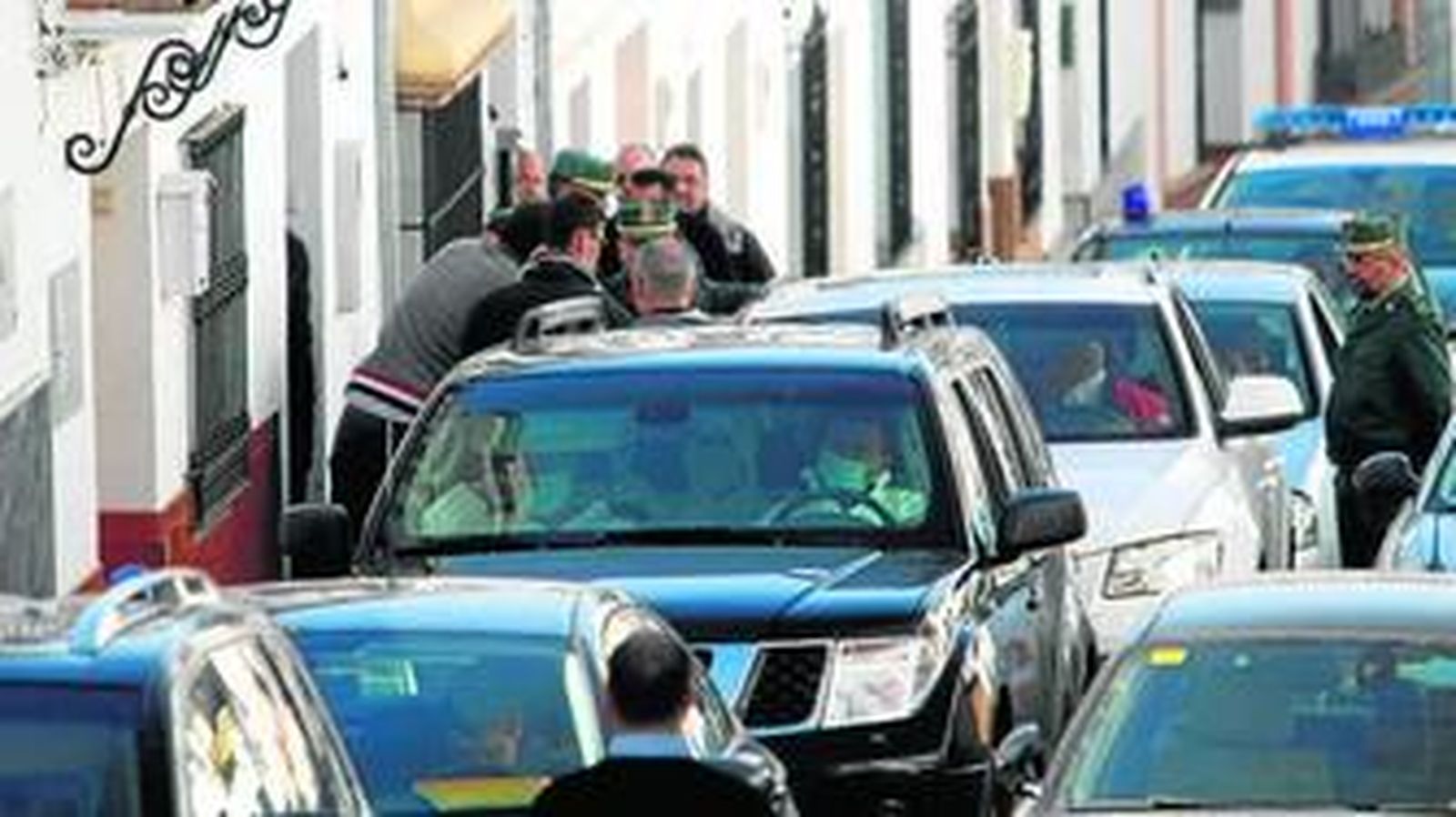 Agentes de la Guardia Civil se llevan al acusado del crimen de su casa de Arriate.