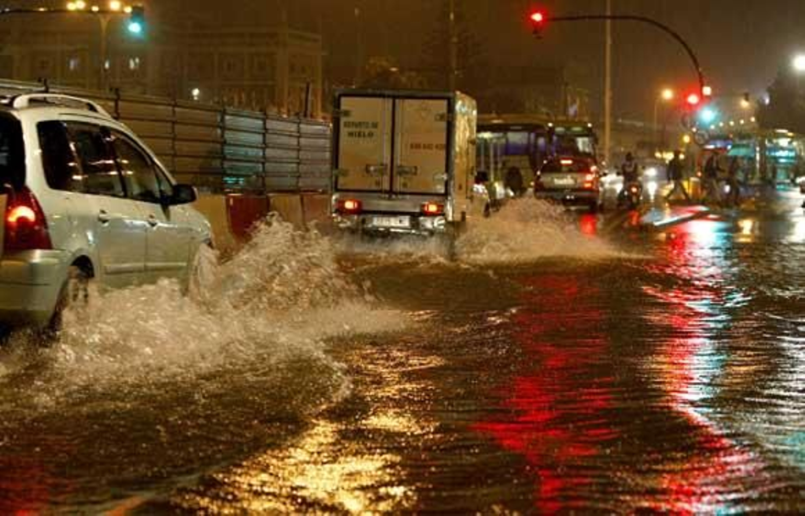 Una tormenta inunda el casco histórico. La parte más afectada fue la Plaza de San Juan de Dios y Canalejas

Foto: Julio Gonzalez/Lourdes de Vicende/Joaquin Pino/Jose Braza