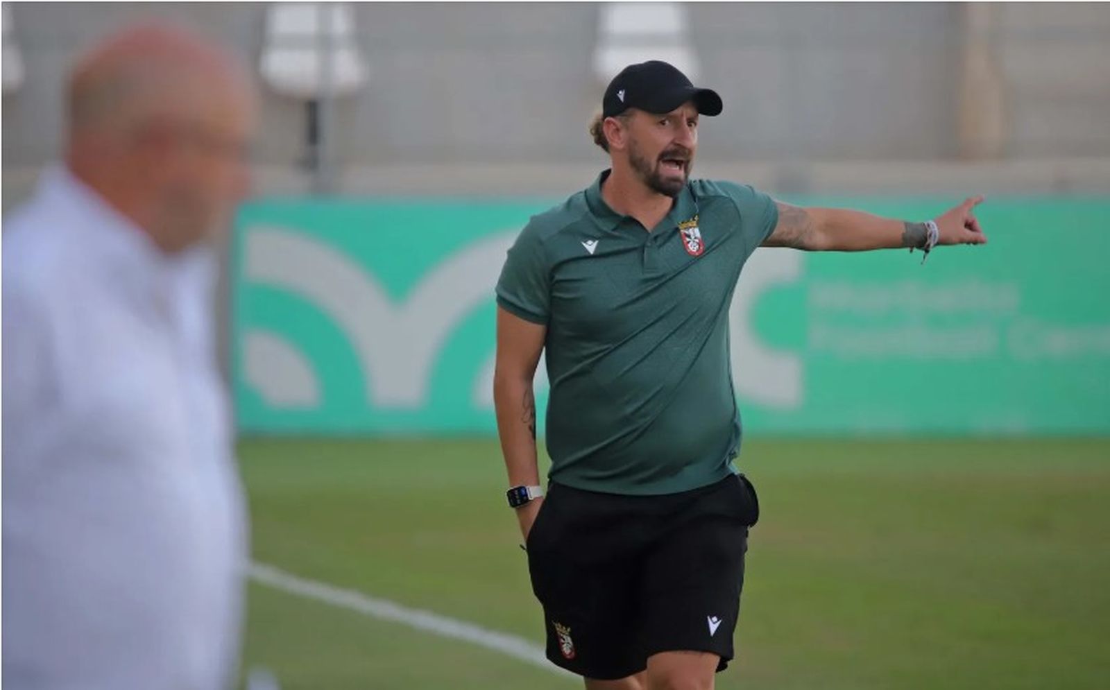 El exbalono David Álvarez 'Polaco', entrenador del Ceuta B, en el Ciudad de La Línea en la primera vuelta