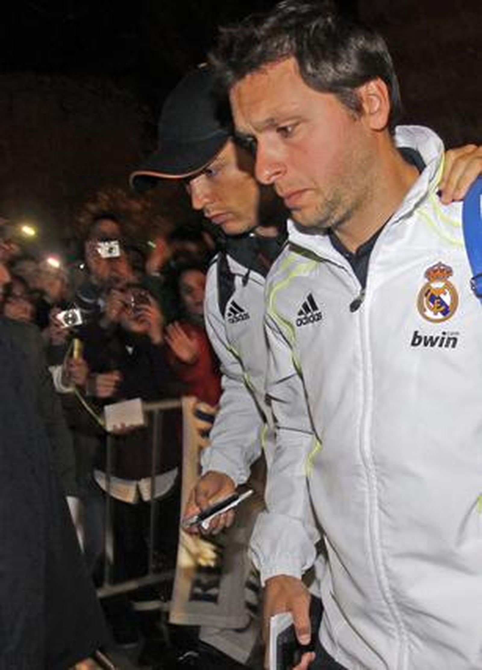 Cristiano Ronaldo junto a un componente del cuerpo técnica.

Foto: Antonio Pizarro