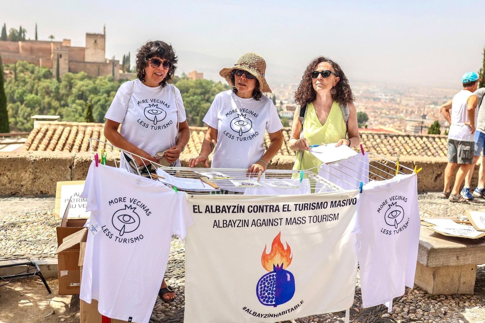 La protesta contra el turismo "que expulsa a los vecinos" del barrio granadino del Albaicín, en imágenes