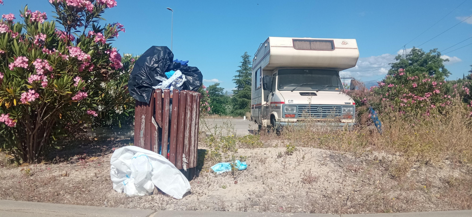 Aparece un hombre muerto en un polígono industrial de Jaén junto a una caravana Aparece un hombre muerto en un polígono industrial de Jaén junto a una caravana