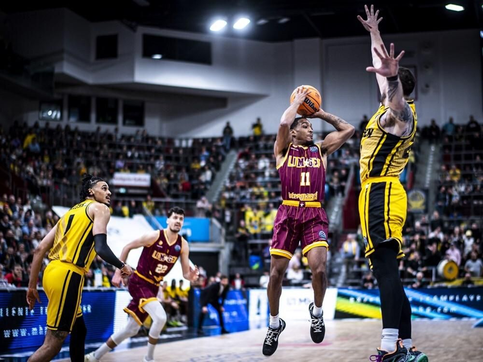 Bryce Jones, en el medio de la zona.