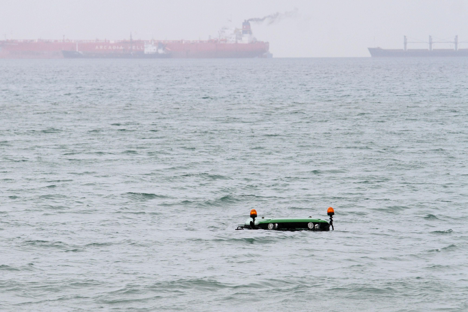 Aparece otro 'tractor submarino' en aguas del Estrecho