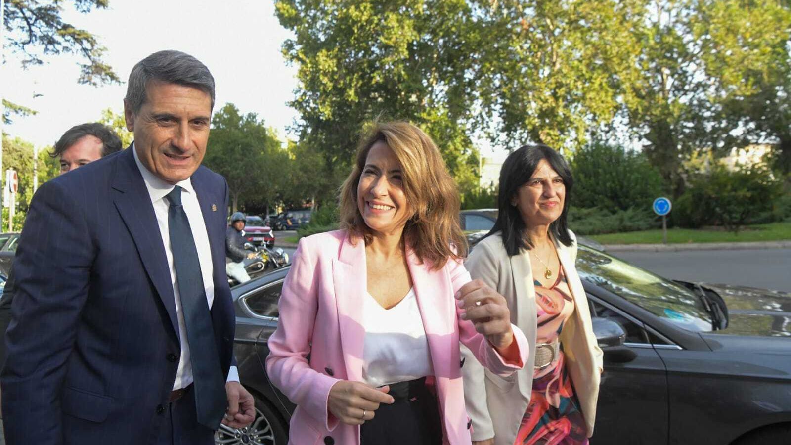 La ministra Raquel Sánchez, junto al delegado del Gobierno en Andalucía y la subdelegada en Granada.