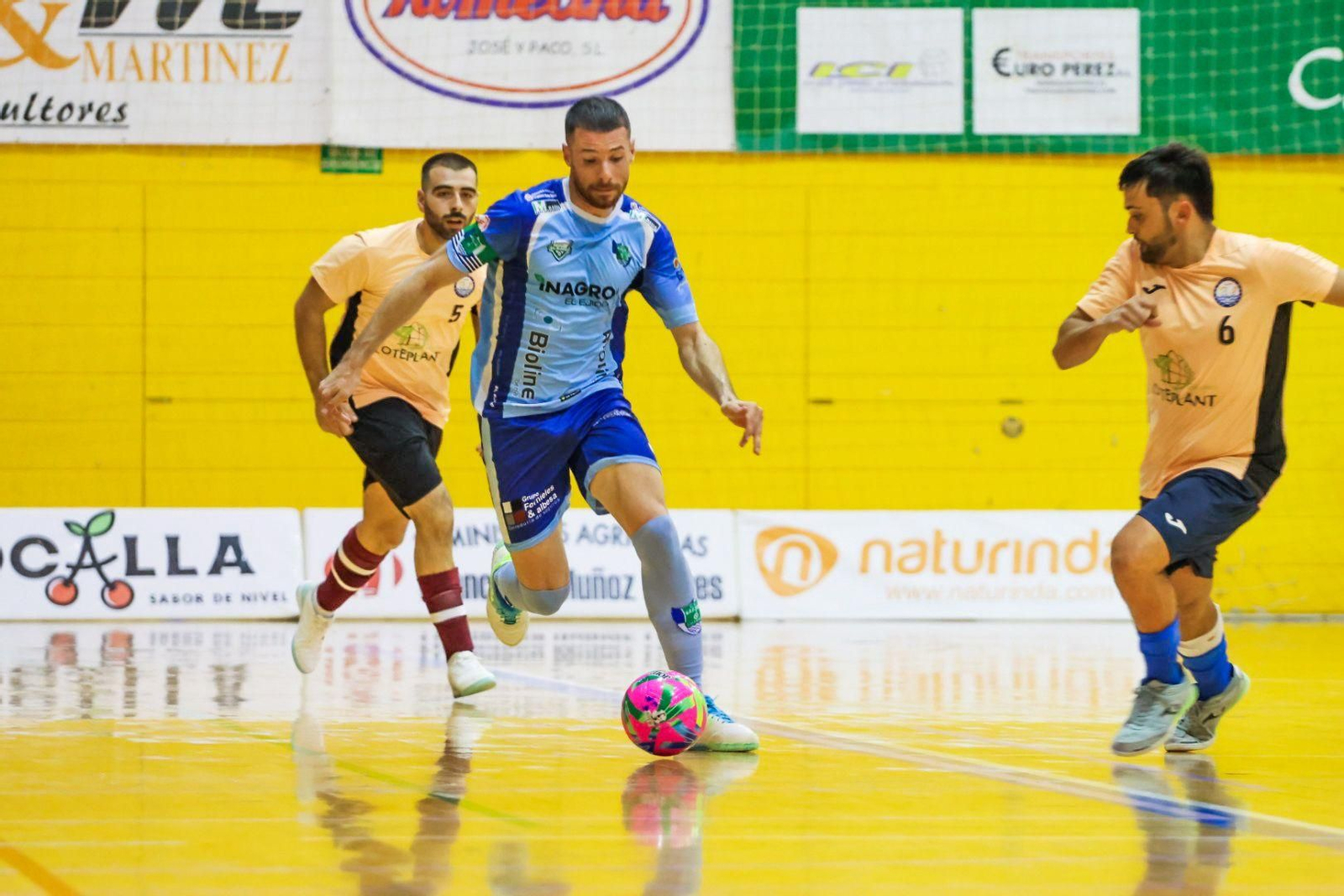 Josete avanza con el balón ante la presión rival durante un encuentro de pretemporada disputado por los celestes.