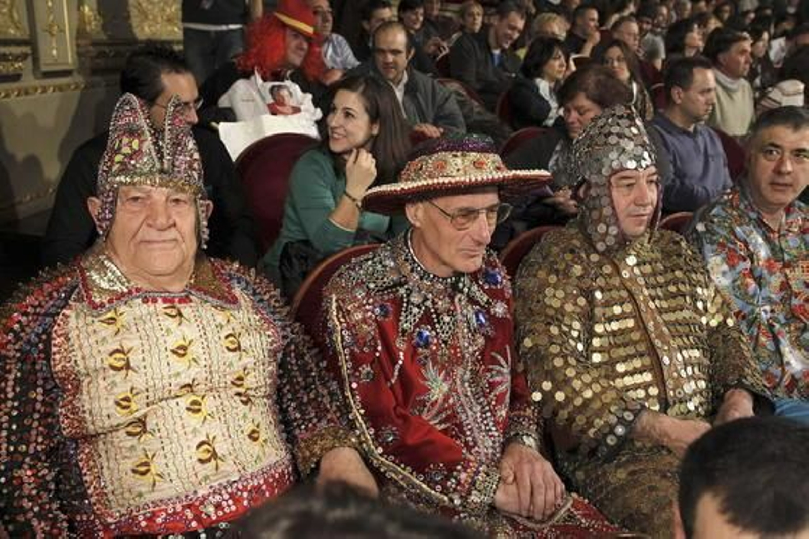 Pintorescos disfraces en el Gran Teatro.

Foto: EFE