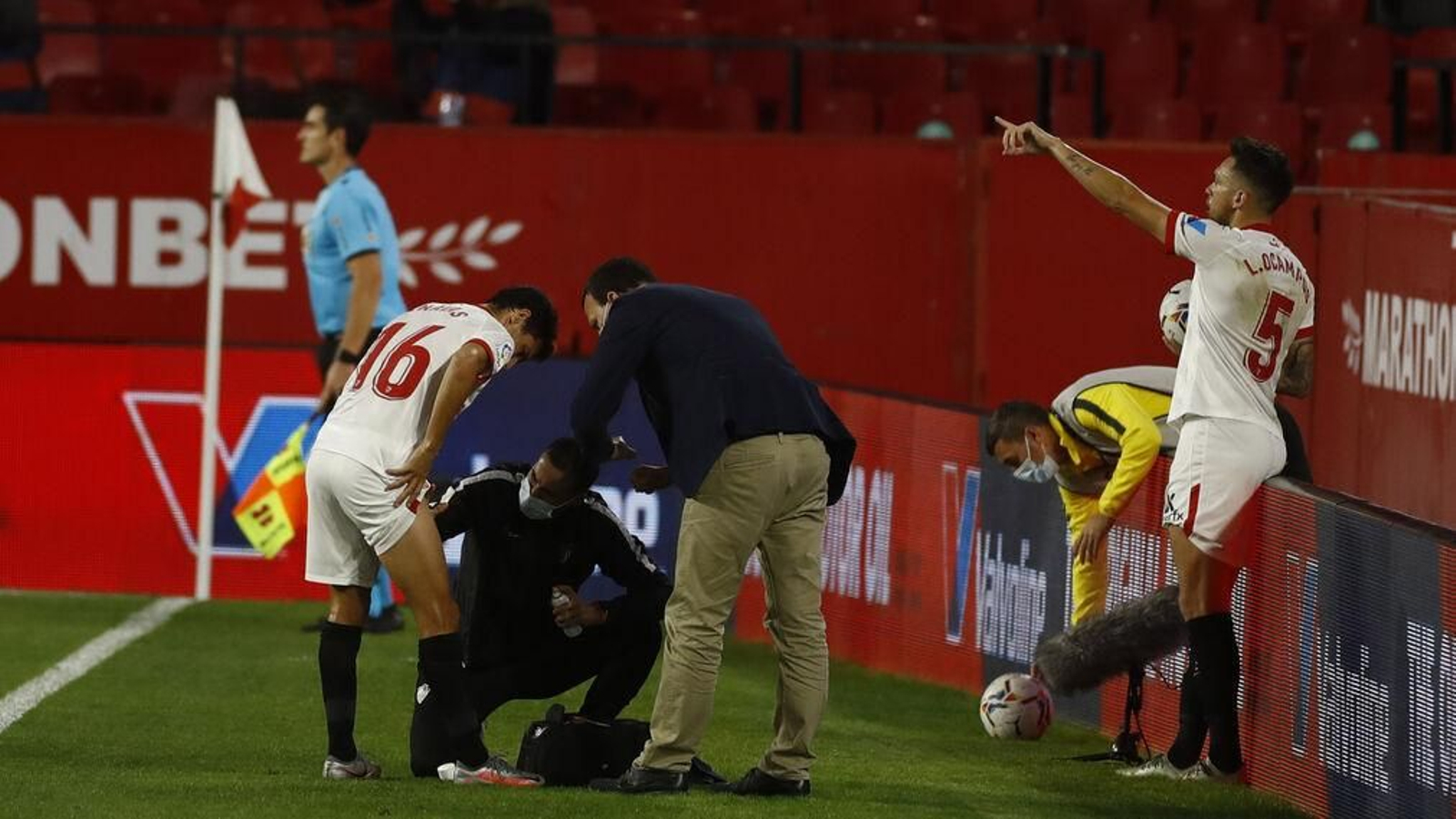 Jesús Navas es atendido por el doctor Jiménez y un fisioterapeuta antes de abandonar el campo.