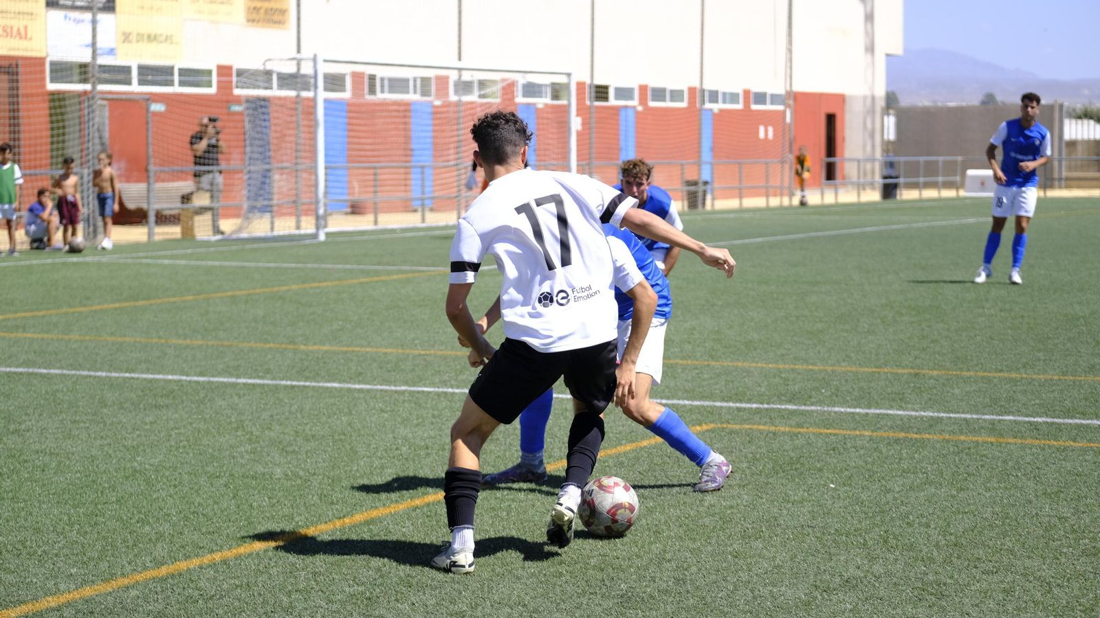 Mario Polo encara a un rival durante el encuentro de ida frente a los azulinos.