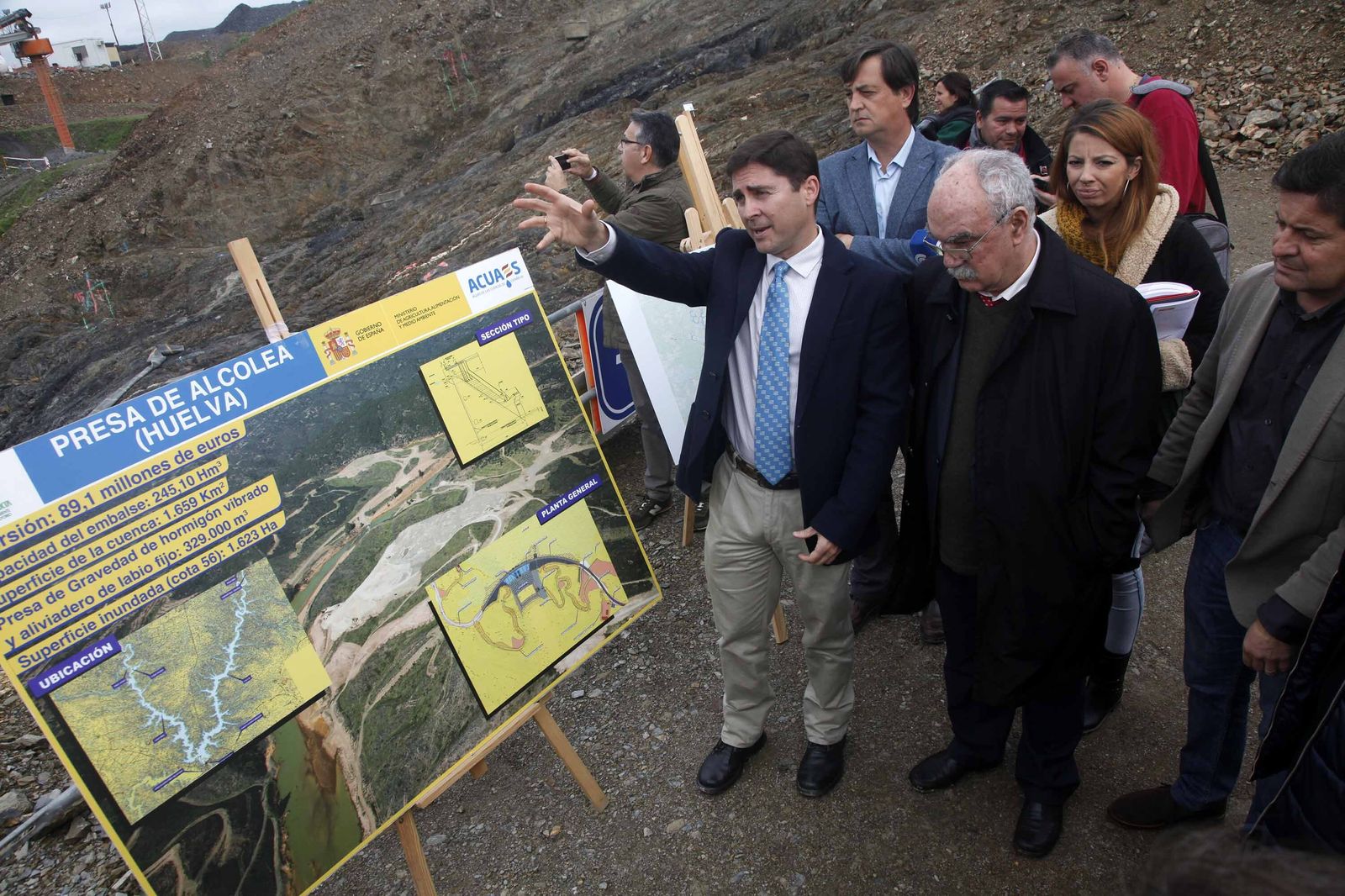 Juan Antonio Millán en una visita a las obras de la presa en 2016