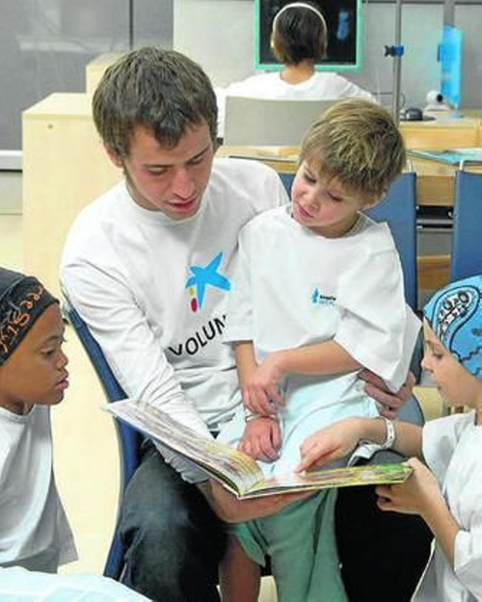 La delegada de Salud, ayer, durante su visita a la residencia de Armilla.