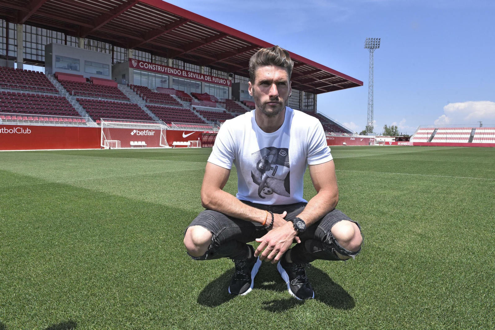 Sergi Gómez, sobre el césped de la ciudad deportiva.