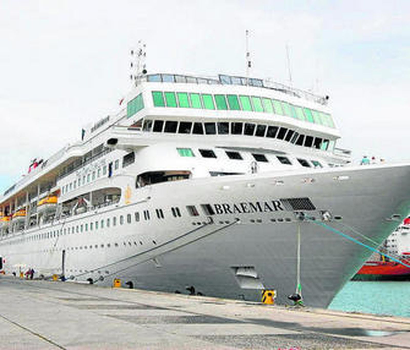 Un crucero atracado en el Puerto de Motril.