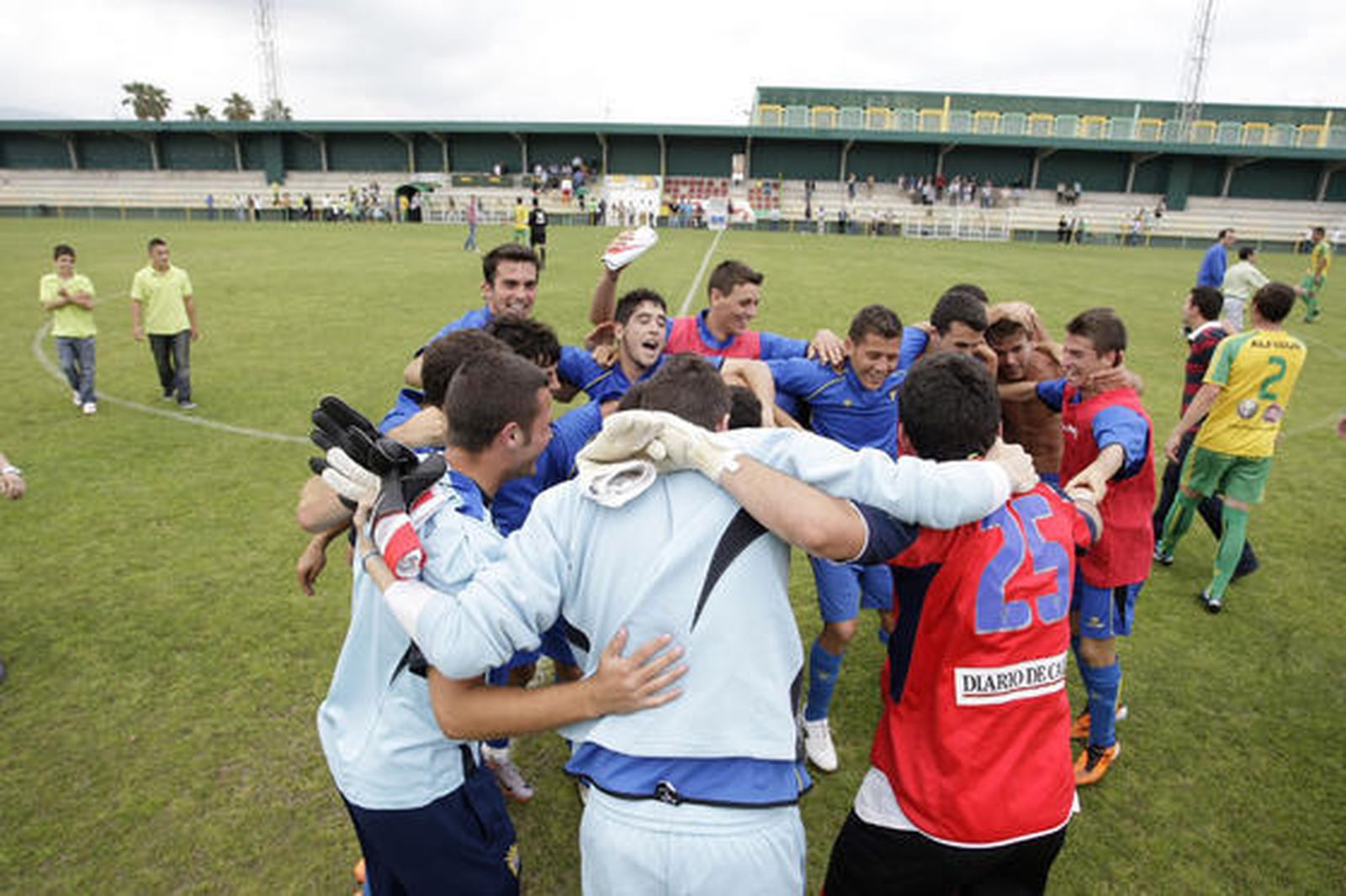 El filial amarillo, que acaba con diez jugadores, se impone con sufrimientos a Los Barrios y logra la permanencia./Fotos:Erasmo Fenoy  Foto: Erasmo Fenoy