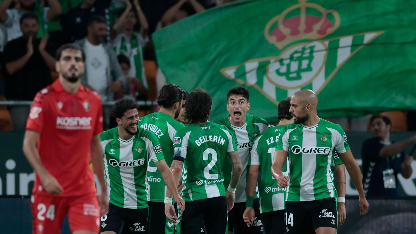 Los jugadores del Betis celebran el gol de Abde.