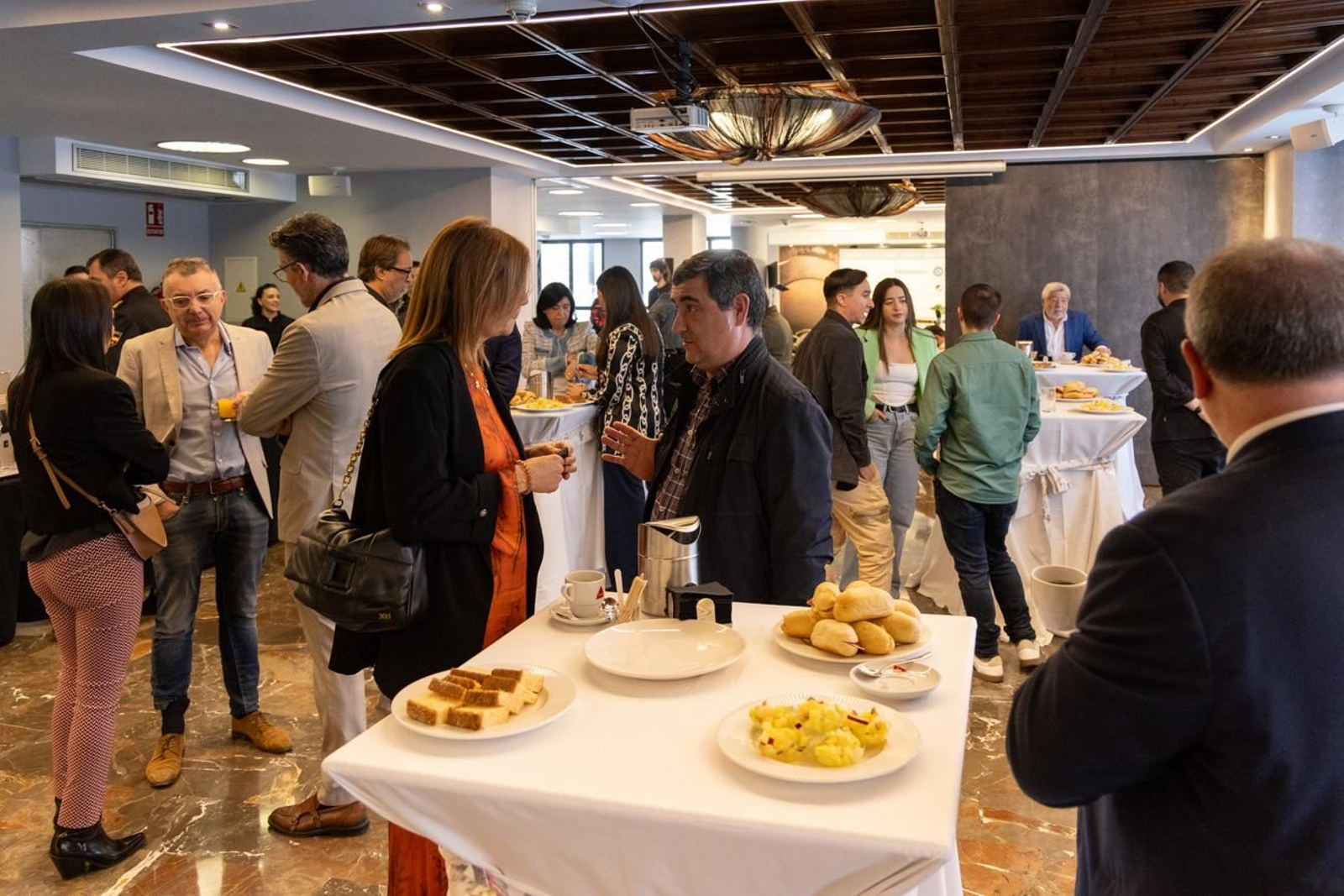Desayuno y presentación del escritor Manuel Vilas en un encuentro literario dedicado a una de las últimas obras de este autor, 'El mejor libro del mundo'