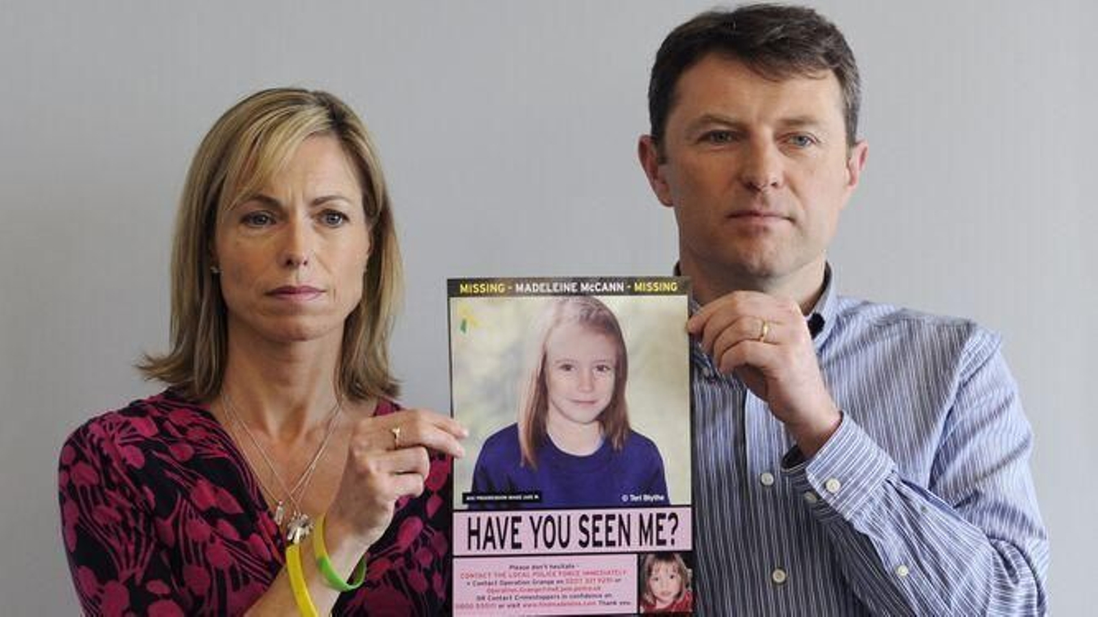 Los padres de Madeleine McCann sujeta una foto con una recreación de cómo podría ser la niña hace unos años
