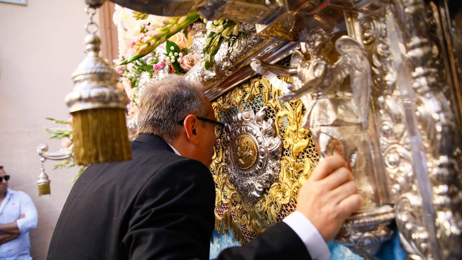 Vea la salida de la Hermandad de Los Ángeles de la Catedral de Almería