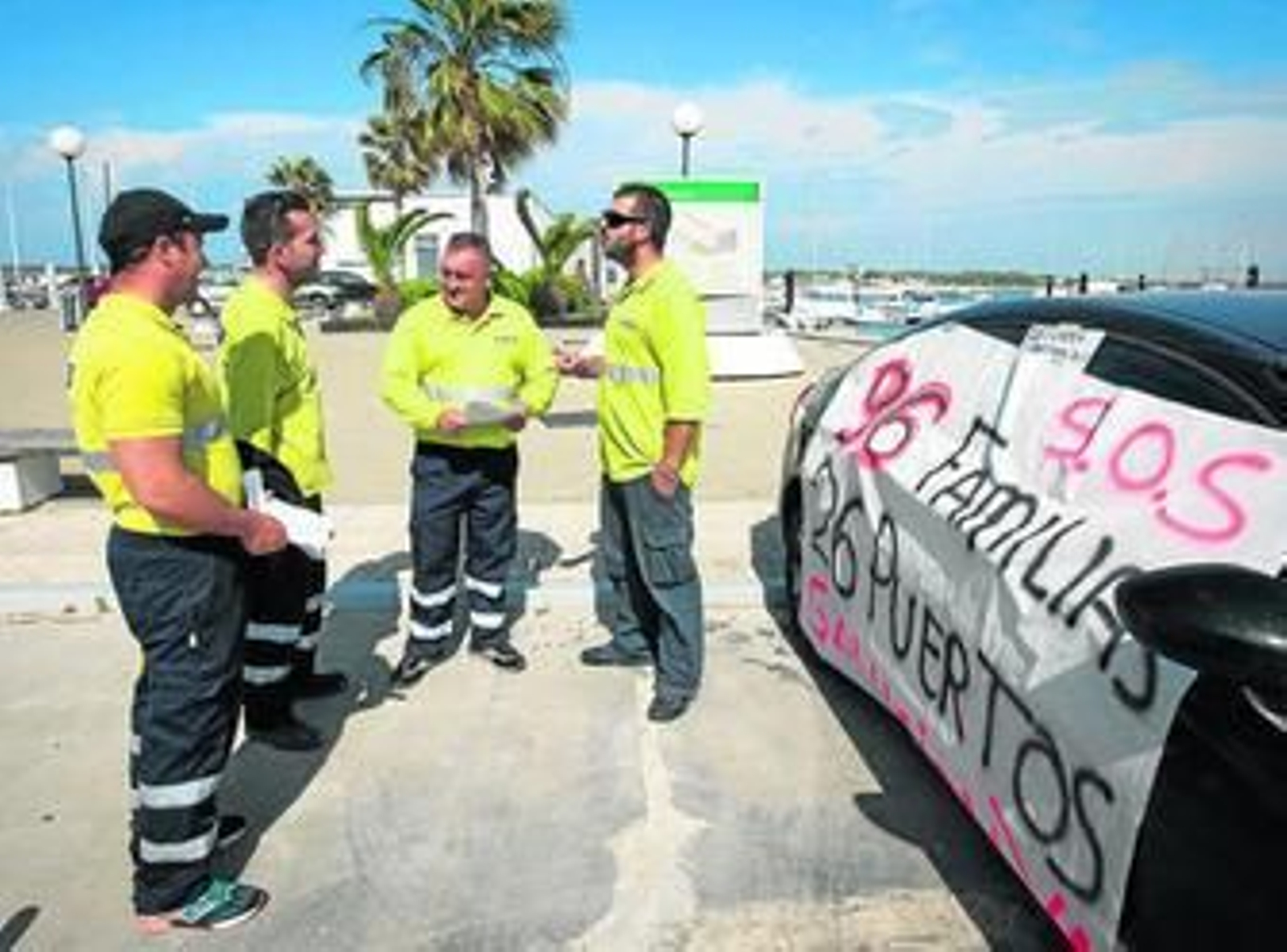 Imagen de archivo de los afectados de Sancti Petri, durante una protesta en abril del año pasado.