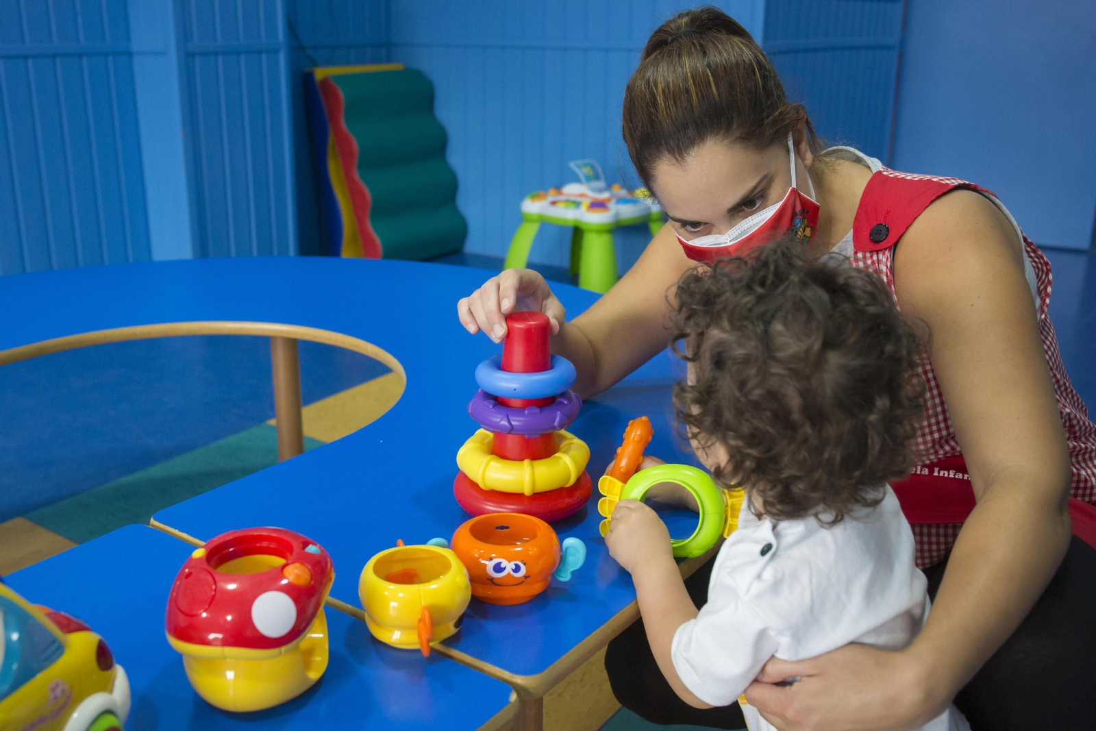 Una de las maestras de la escuela infantil La Casita Mágica en clase este martes.