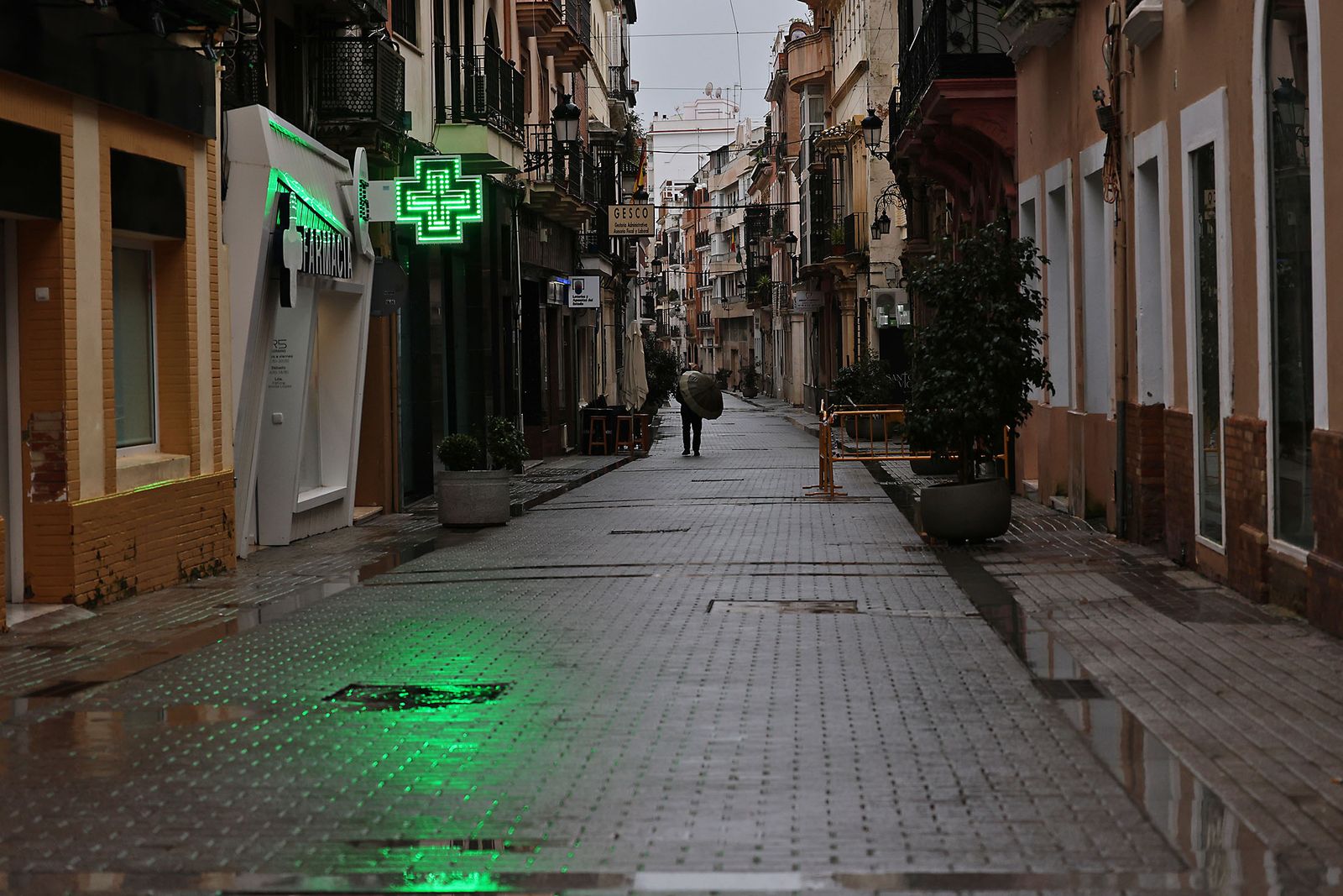Intensas lluvias y calles desiertas en Huelva por la borrasca Marta