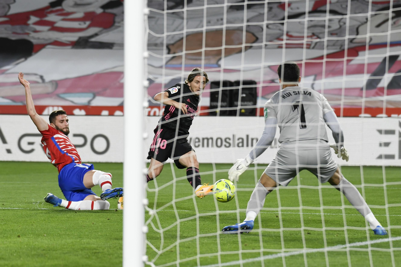 Modric remata con la zurda en el primer tanto del Real Madrid.