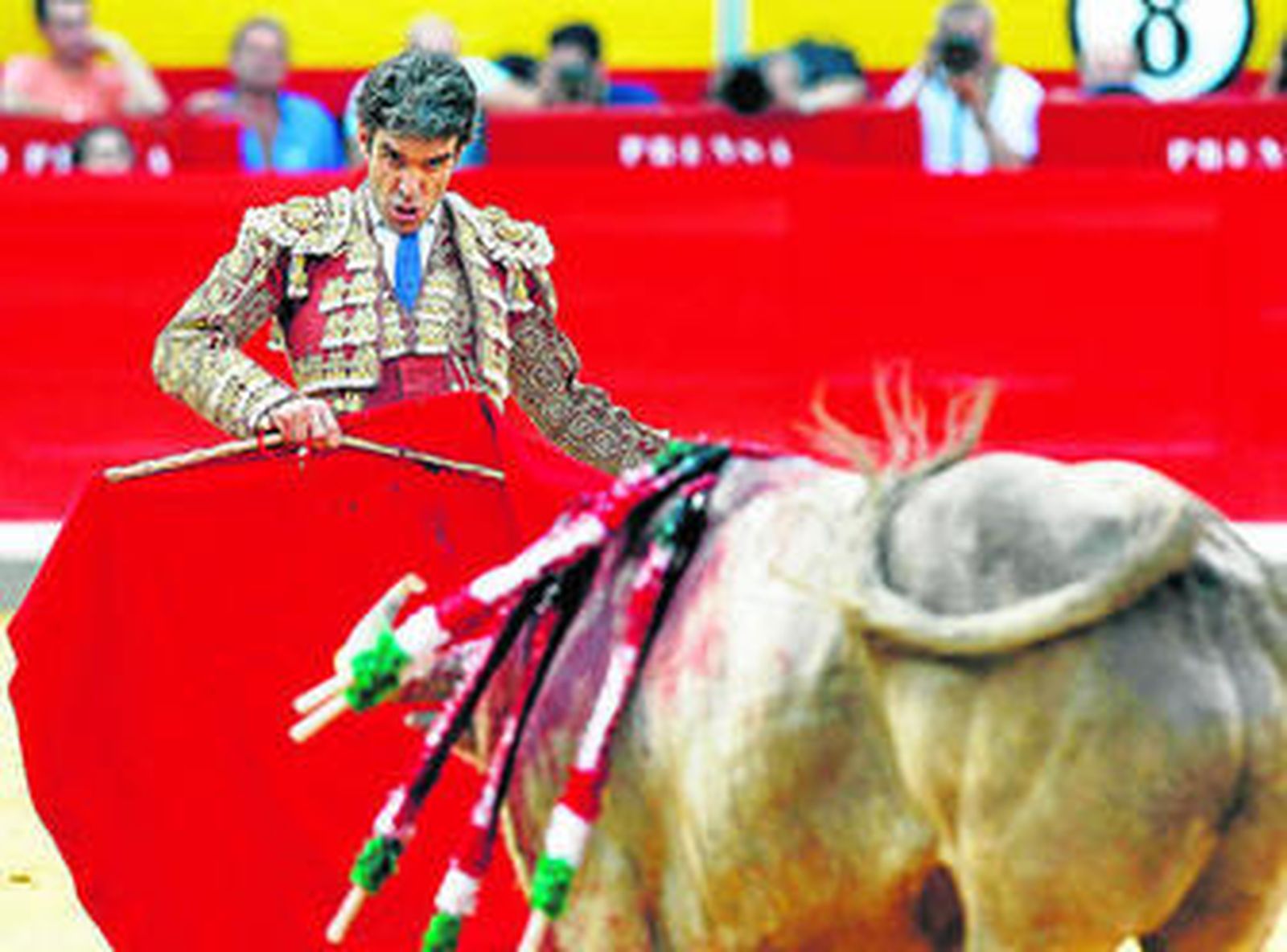 José Tomás torea con la muleta durante una de sus últimas comparecencias por Andalucía.