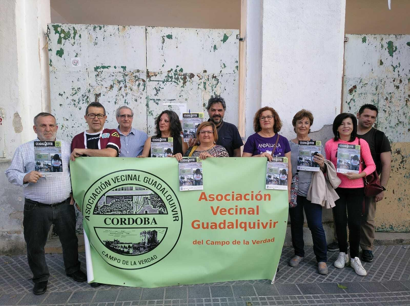 La directiva de la Asociación Vecinal Guadalquivir, en el campo de fútbol de San Eulogio