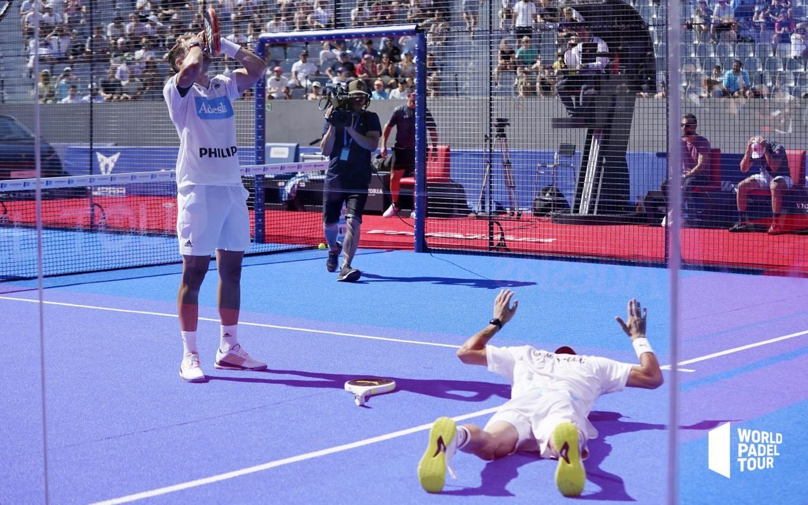 Álex Ruiz y Momo González celebran la victoria.