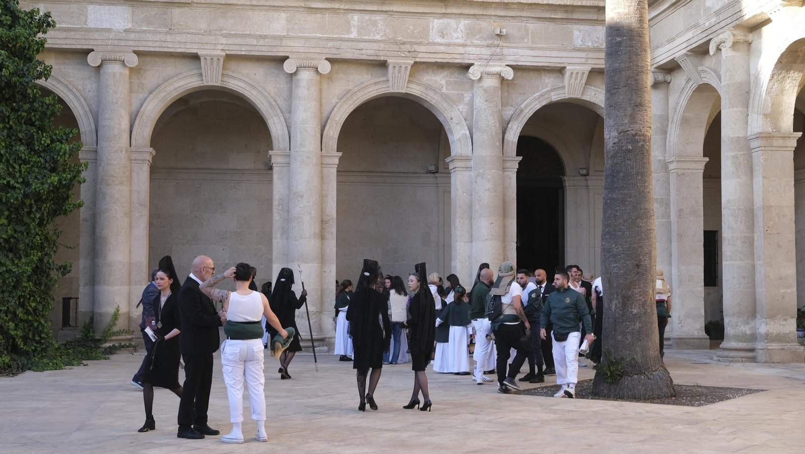 Estudiantes en la Semana Santa de Almería 2025