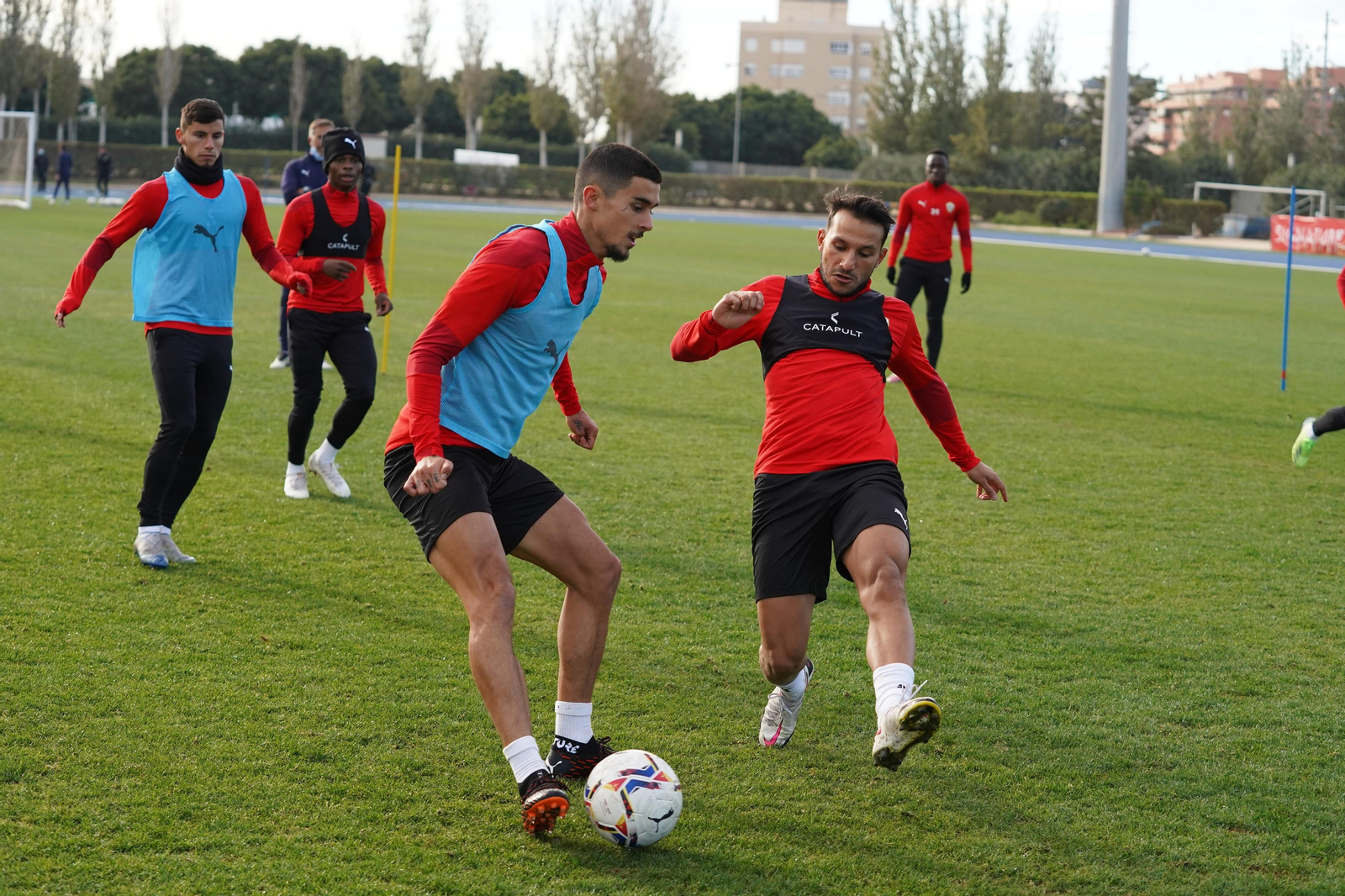 Chumi o Carvalho apuntan a la titularidad ante el conjunto maño