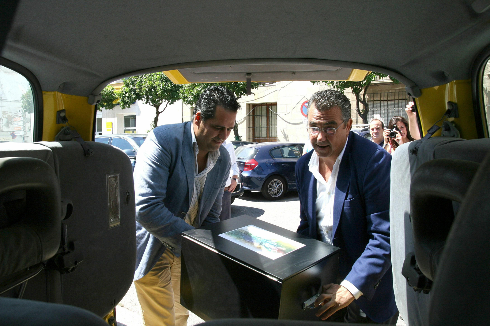 El ex-alcalde Enrique Moresco y su entonces concejal de Urbanismo, Diego Muñoz, el día que se remitió el PGOU a la Junta de Andalucía, en 2011.