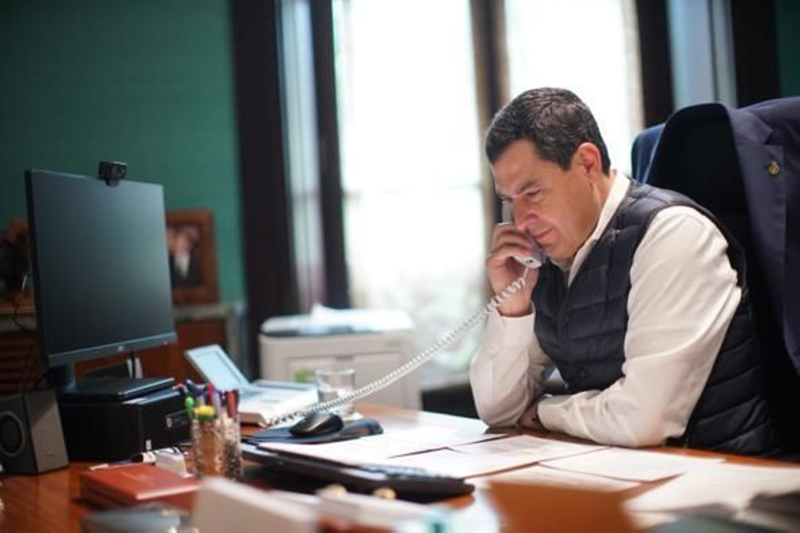 Juanma Moreno, esta semana de confinamiento en su despacho de San Telmo.