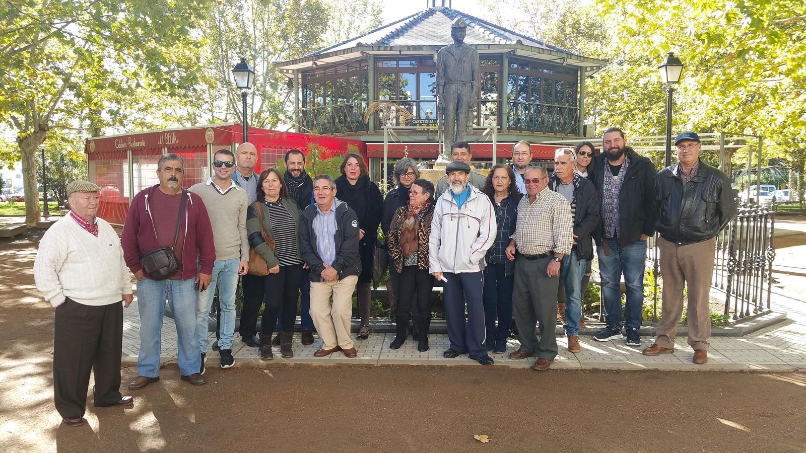 Paloma López, Elena Cortés y Sebastián Pérez, ayer con simpatizantes peñarriblenses.