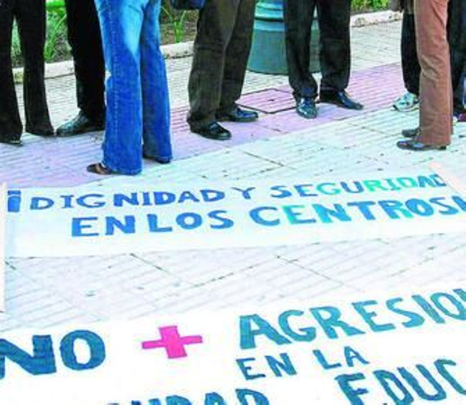 Pancartas de protesta durante una concentración convocada por docentes el pasado curso escolar.