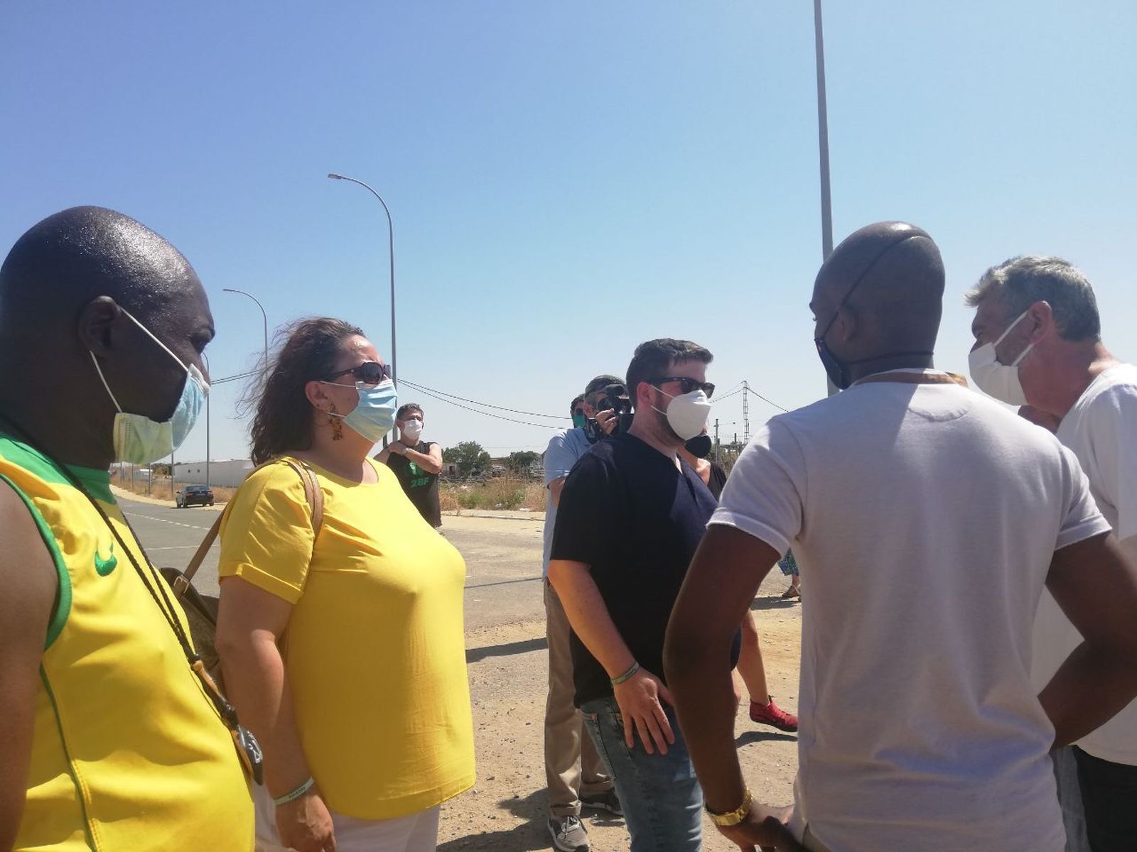 Un momento de la visita de Adelante Andalucía a la zona de asentamientos