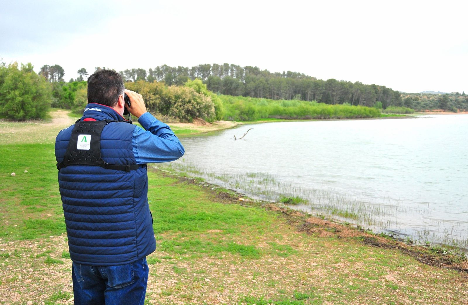 El delegado territorial de Sostenibilidad y Medio Ambiente de la Junta en Granada, Manuel Francisco García, en el entorno del embalse de Cubillas
