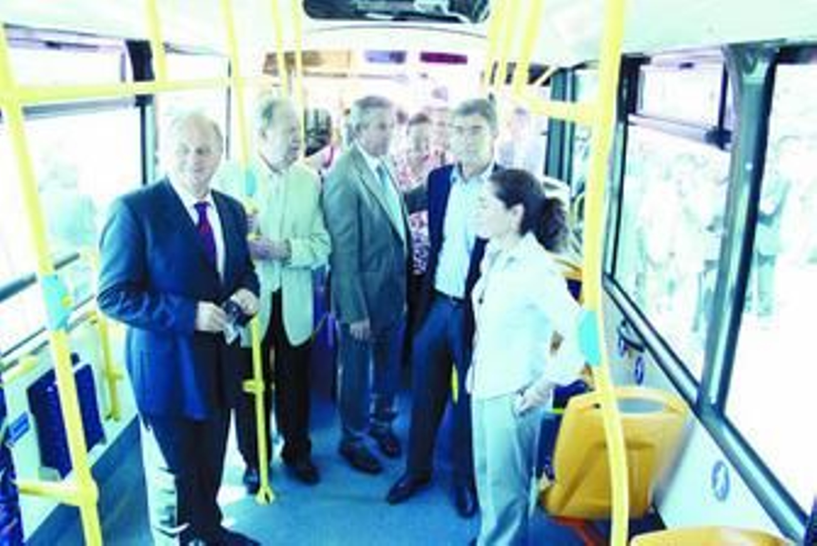 Alcalde, ediles y el presidente del Grupo Ruiz observan un autocar.