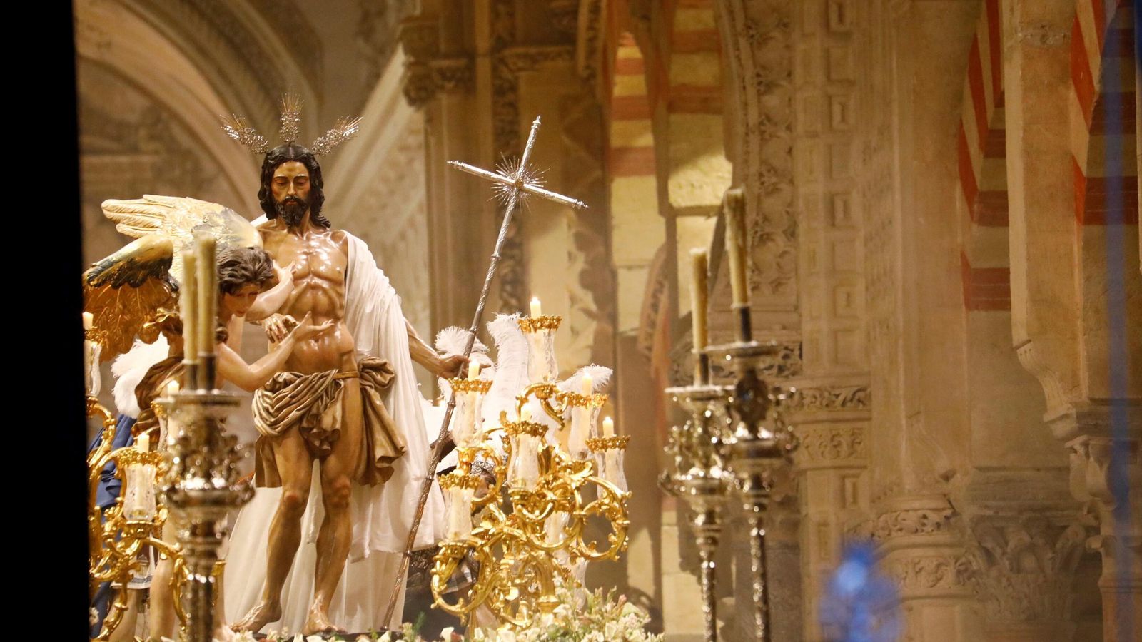 El Señor Resucitado, a su salida de la Catedral.