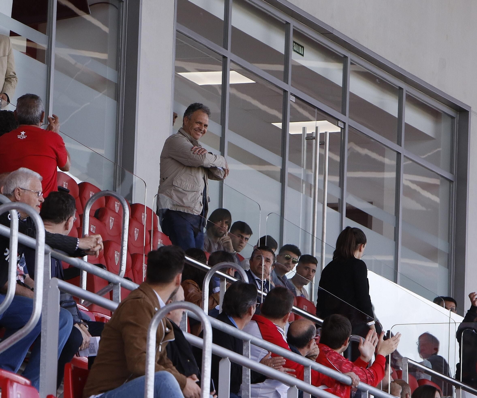 Caparrós, viendo al filial en la ciudad deportiva tras hacerse oficial su vuelta al Sevilla como técnico.