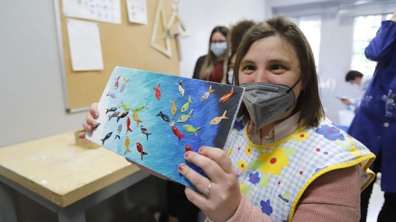 Teresa muestra uno de los cuadros terminados.