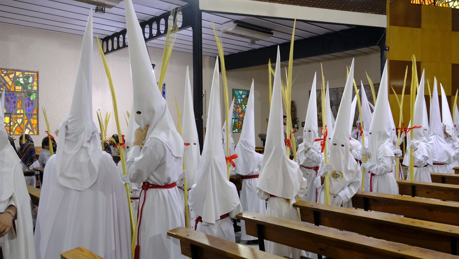 La Borriquita procesiona por las calles de Almería, en imágenes