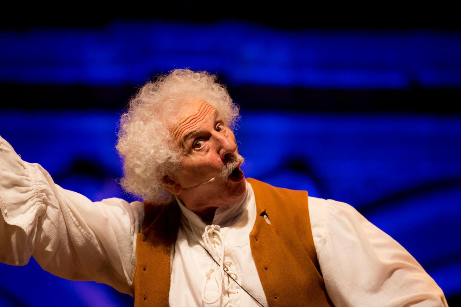 Quien lo ha visto en escena sabe lo que le espera: un maestro de la interpretación que cautivará a todo el público con su buen hacer.