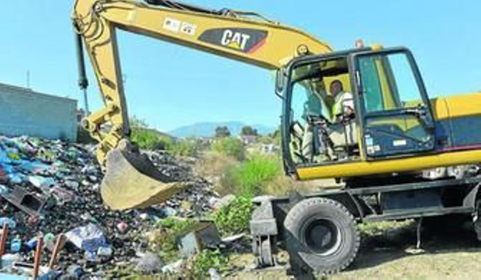Retirada ayer de basura del arroyo de Los Asperones.