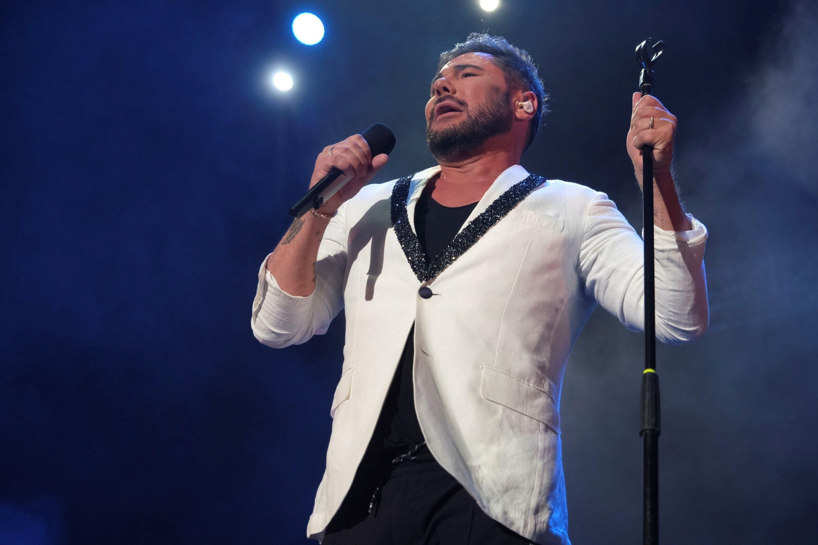 El concierto de Miguel Poveda en la plaza de toros de Córdoba, en fotografías