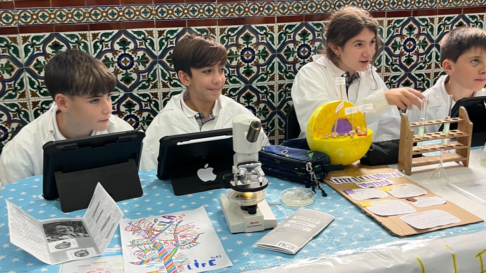 Varios alumnos, en uno de los stands.