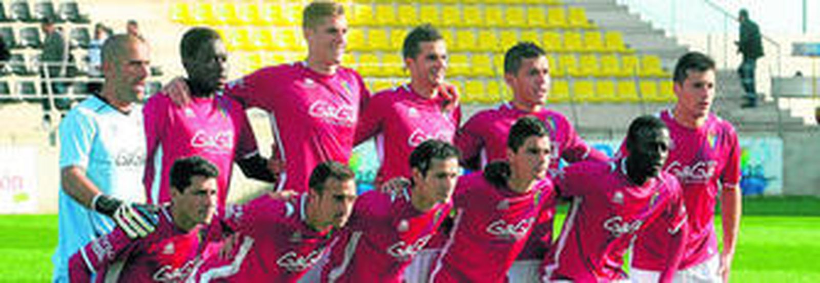 Formación del Cádiz en el campo del San Roque de Lepe en la presente campaña.