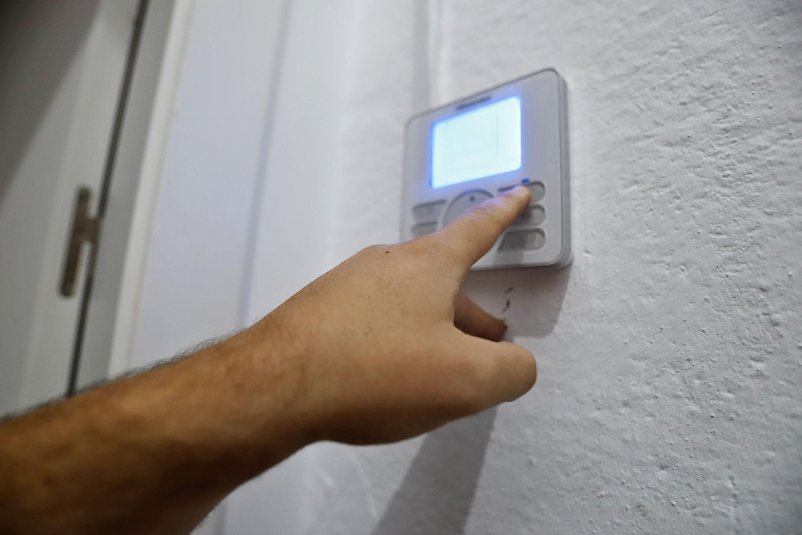 Una persona regula la temperatura del aire acondicionado